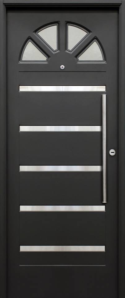 Puerta metálica con láminas de acero y barral frontal

