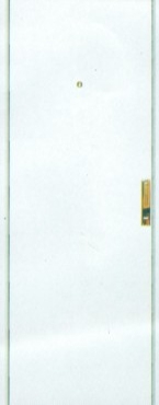 Puerta metálica lisa con manijón de bronce y aislación térmica

