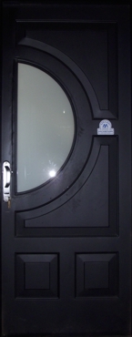 Puerta metálica con manijón y calado semicircular

