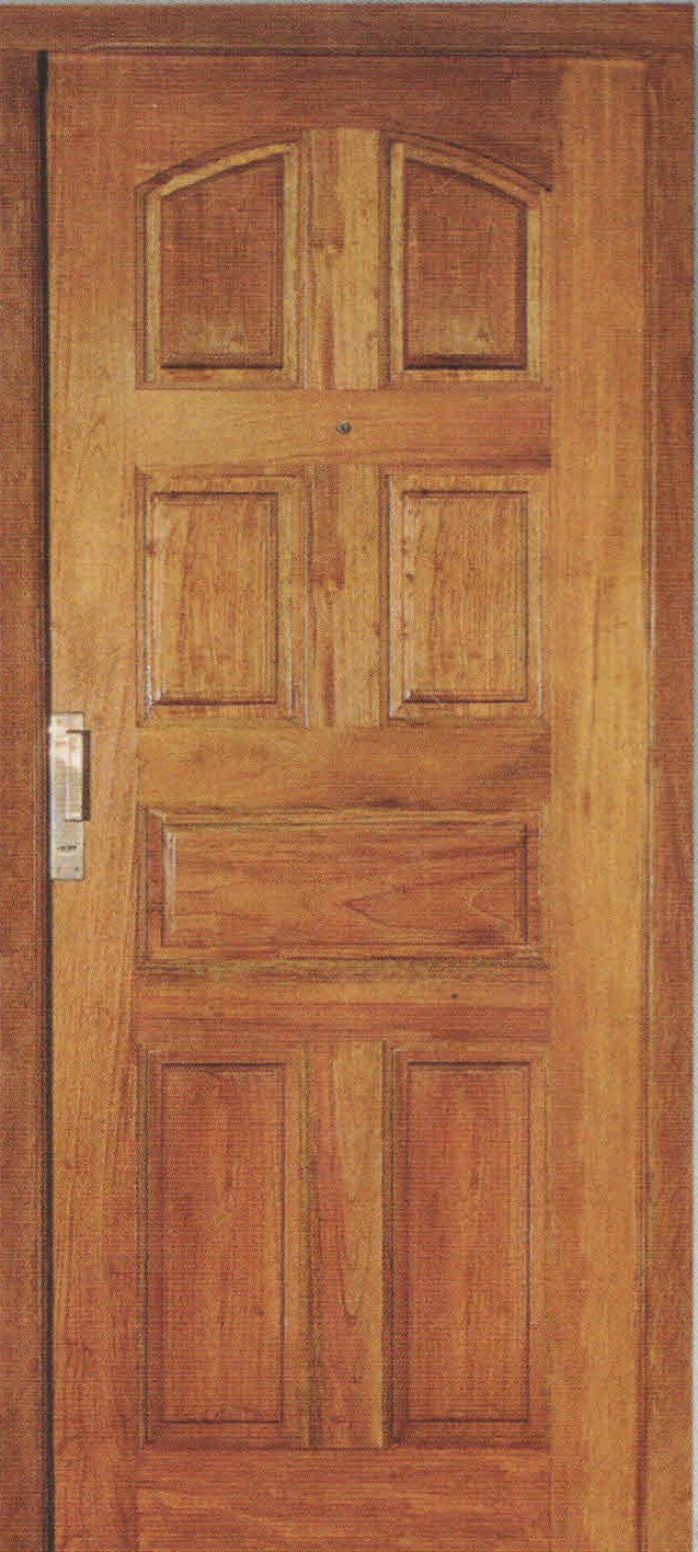 Puerta 34 con tableros replanados y burlete perimetral

