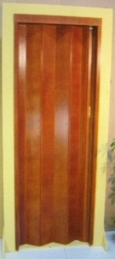 Puerta plegadiza de madera con cierre central

