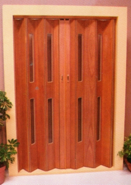 Puerta plegadiza símil madera con cierre opcional

