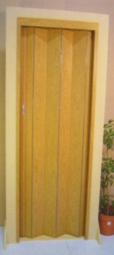 Puerta plegadiza símil madera con cerradura embutida opcional

