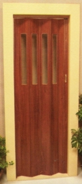 Puerta plegadiza símil madera con cierre opcional

